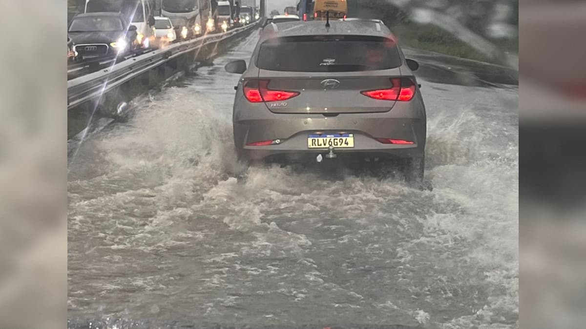 Fortes chuvas provocam acúmulo de água e congestionamento na BR-230