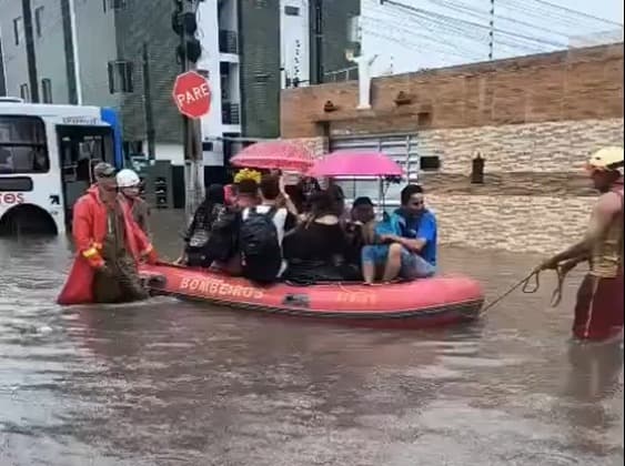 Passageiros são resgatados por bote após ônibus ficar ilhado durante chuvas em João Pessoa