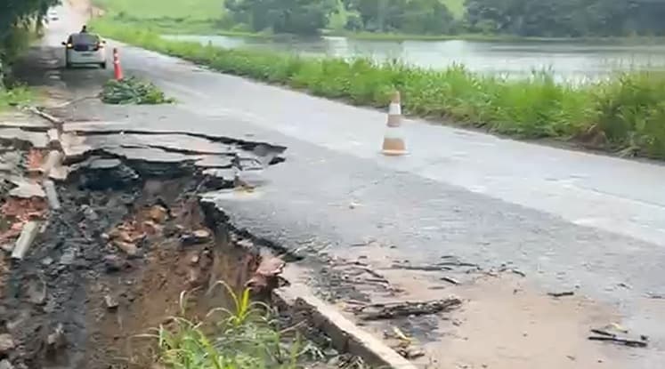 Chuvas causam deslizamento e parte da via entre João Pessoa e Pedras de Fogo desaba; motoristas devem evitar trecho