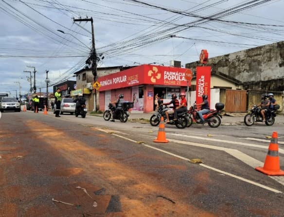 Avenida é tomada por óleo, provocando riscos a veículos, e Semob realiza ação emergencial entre Tambiá e Mandacaru