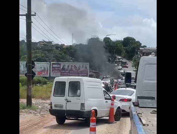 Moradores do Valentina fazem protesto e bloqueiam via que liga bairro a Mangabeira