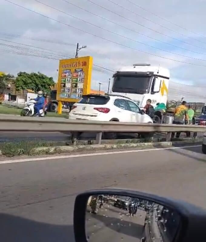 Colisão entre caminhão e carro provoca congestionamento na BR-230, em Bayeux
