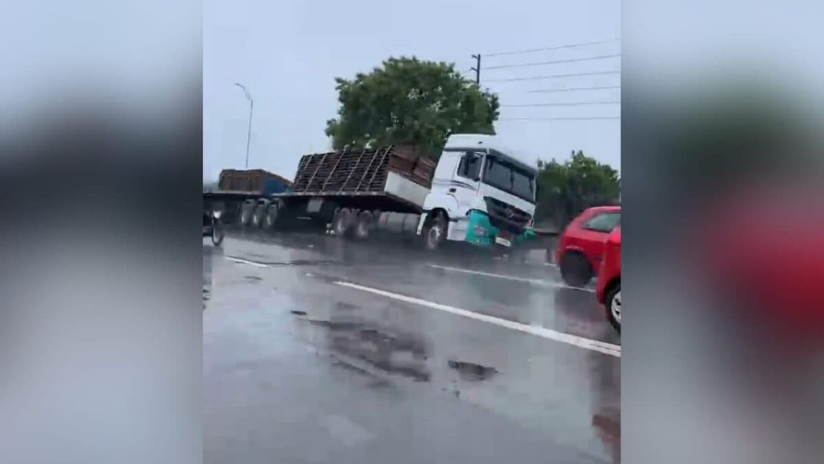 Carreta tomba sobre grade de proteção na BR-230, em Bayeux
