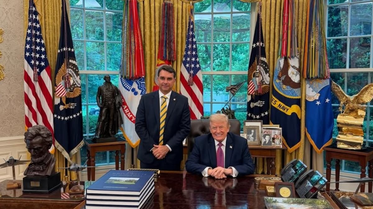 Flávio Bolsonaro se reúne com Donald Trump na Casa Branca