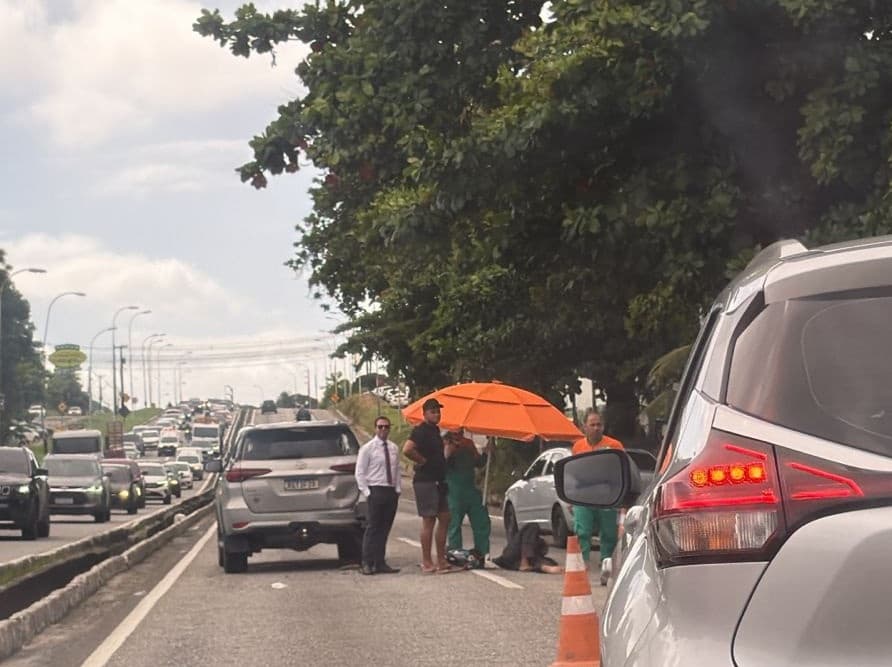 Motociclista fica caído no asfalto após colisão em João Pessoa e trânsito 'trava' em trecho da BR-230