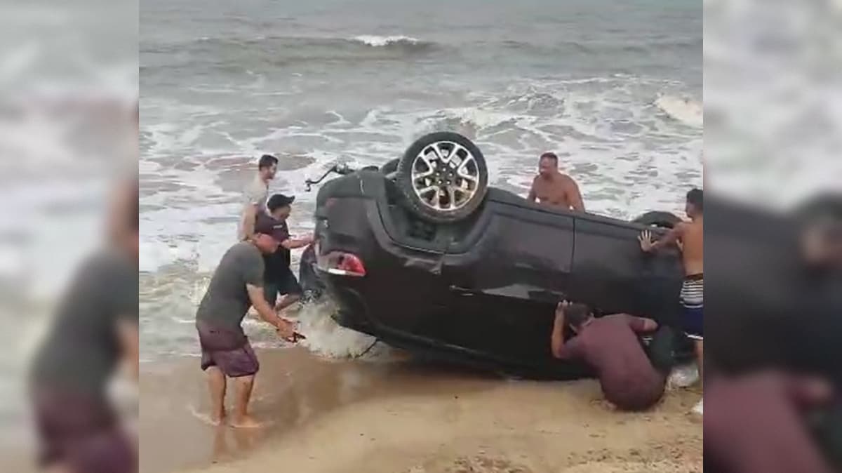 Carro capota na faixa de areia da praia do sol e banhistas se mobilizam para virar veículo