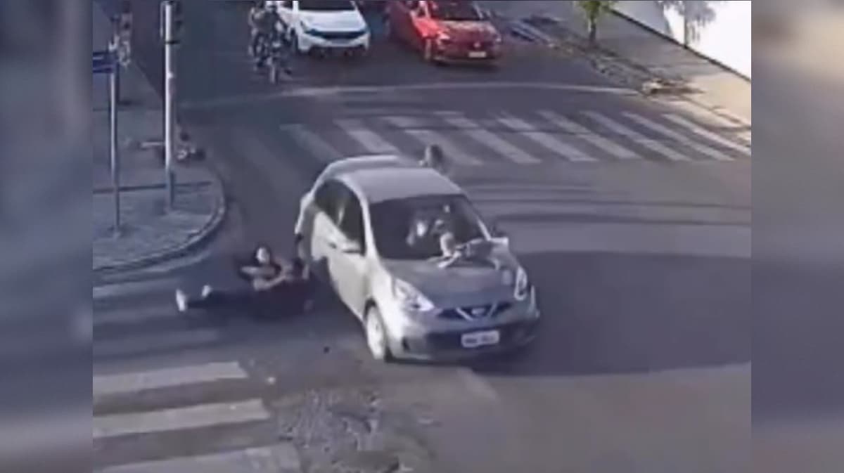 Câmera flagra bebê sendo arrastado em capô de carro após atropelamento em Campina Grande
