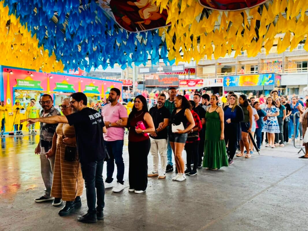 Quase 100 casais participam de casamento coletivo no dia dos namorados no Parque do Povo