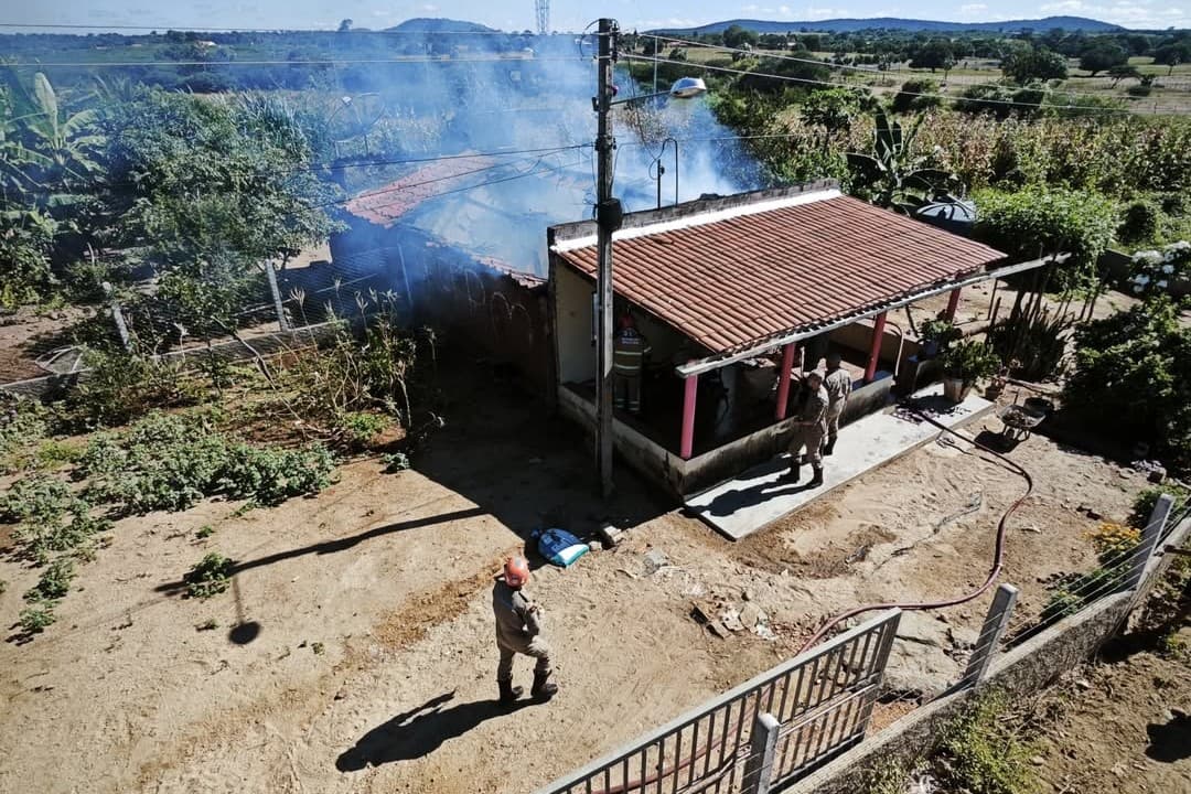 Incêndio atinge residência na zona rural de Cajazeiras