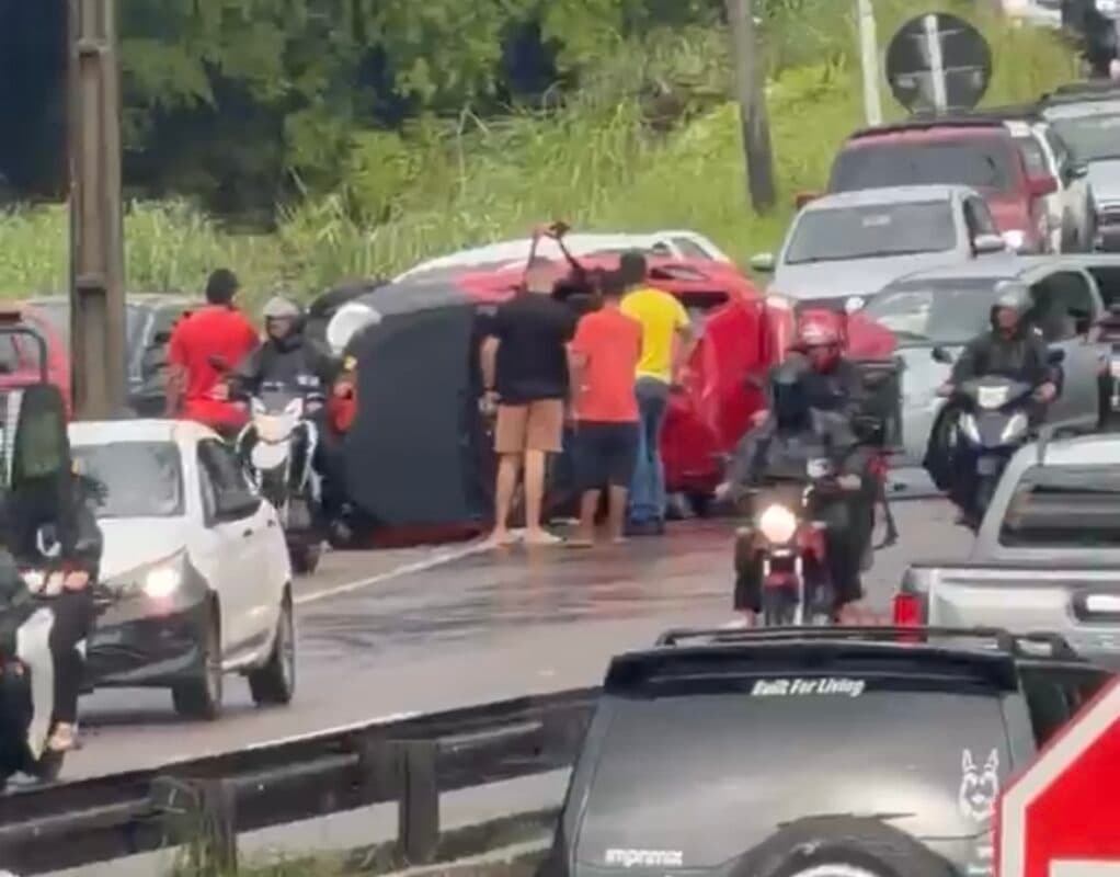 Carro capota na BR-230 e passageira fica ferida em João Pessoa
