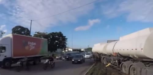 Carreta tenta evitar colisão com van sobe no canteiro central da BR-101, em João Pessoa