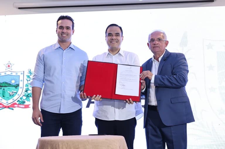 Lucas Ribeiro e ministro assinam convênio de 44 cursos e consultorias para 2 mil trabalhadores de turismo na Paraíba