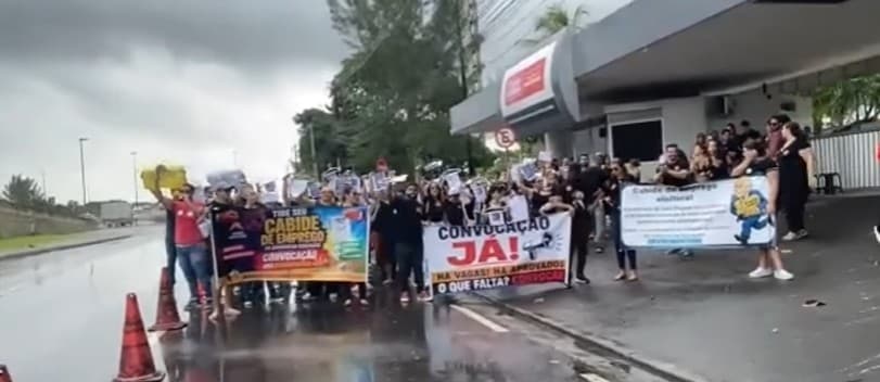 Após Justiça suspender contratações temporárias na Educação, aprovados em concurso protestam por convocação em João Pessoa