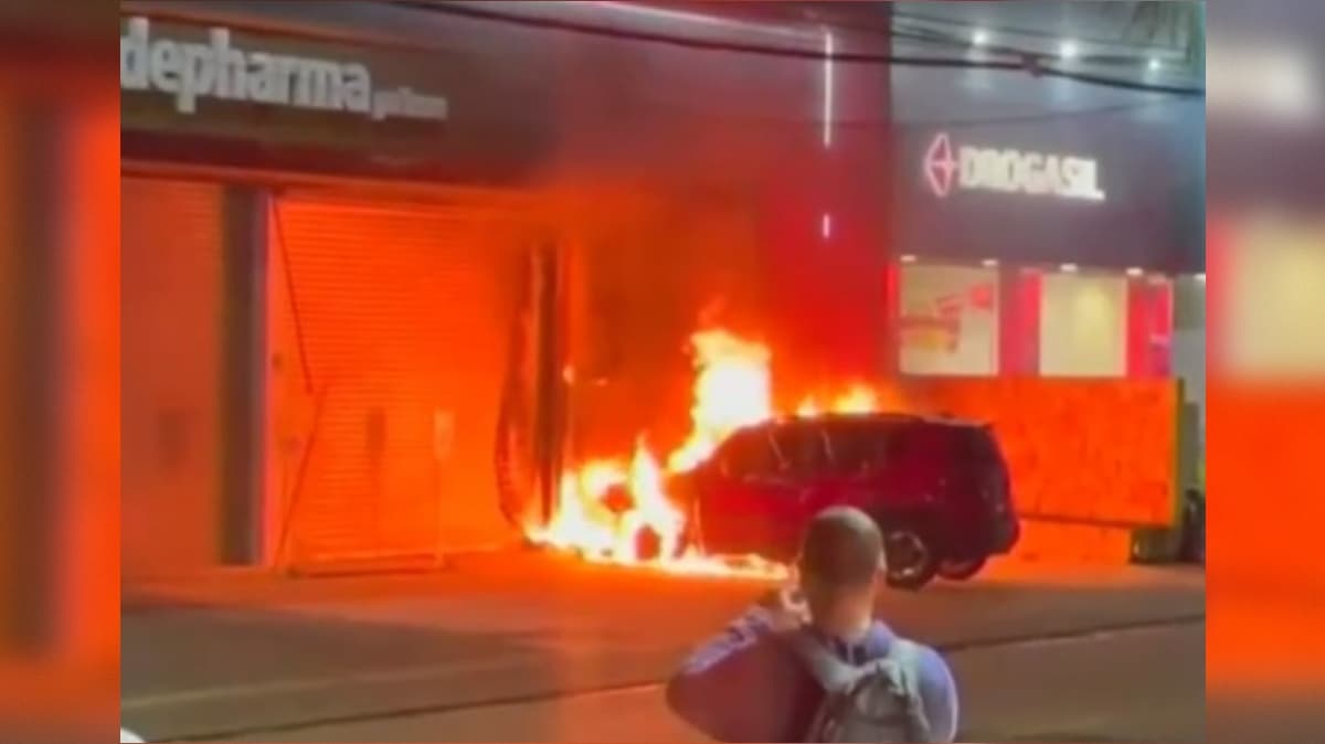 Incêndio atinge carro estacionado em frente de farmácia no Altiplano