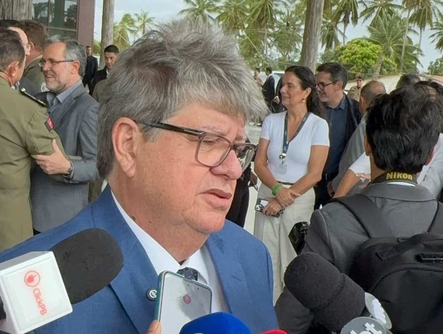 João Azevêdo vê voto cruzado como tendência em 2026: "Tem prefeitos que votam na situação e na oposição"