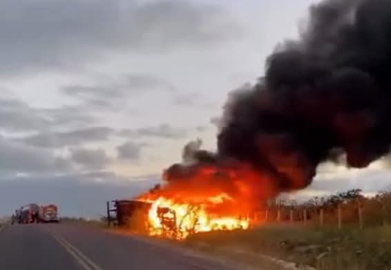 Caminhão baú tomba e pega fogo em rodovia entre os municípios de Boa Vista e Cabaceiras