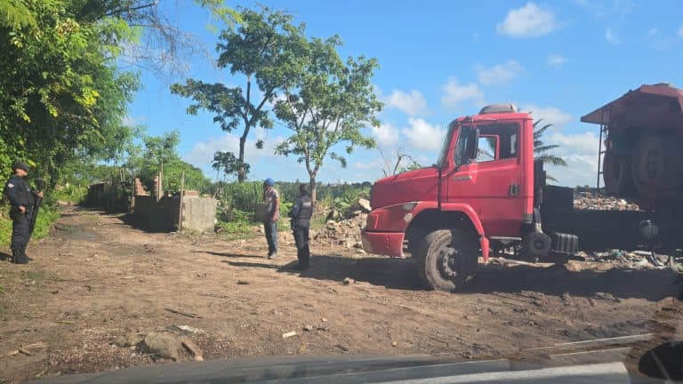 Homem é preso e veículo apreendido em operação contra descarte irregular de lixo e entulhos em João Pessoa