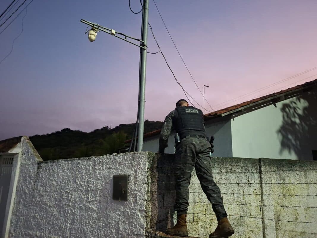 Operação mira grupo ligado ao tráfico e lavagem de dinheiro e cumpre mandados em quatro municípios da Paraíba