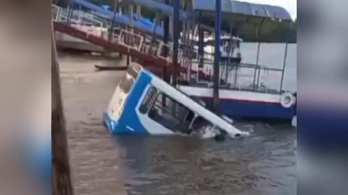 Ônibus com passageiros perde controle e cai em rio no Pará