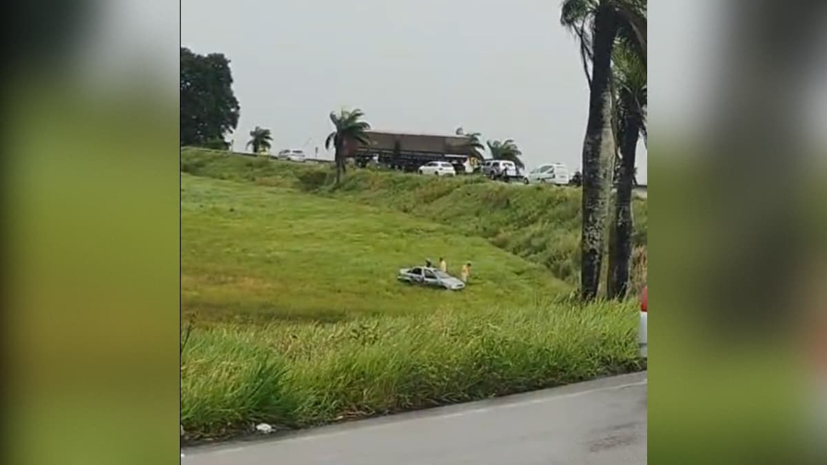 Carro saí da pista e desce ribanceira na BR-230, em Santa Rita, próximo ao Metropolitano