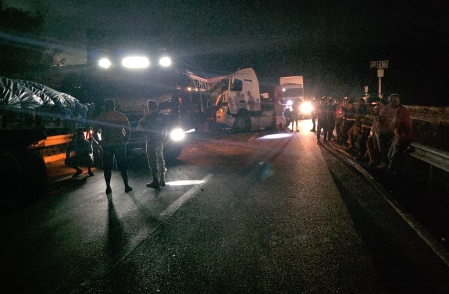 Colisão entre dois caminhões deixa ferido e via interditada na BR-101 em Caaporã