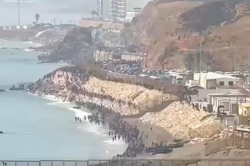 Vídeos registram chegada de milhares de migrantes à Ceuta, na Espanha