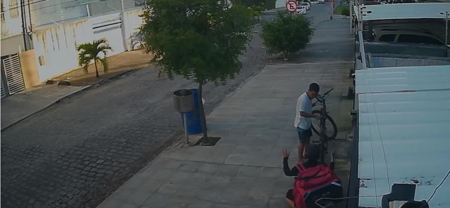 Entregador se ajoelha e implora para assaltante não roubar sua bicicleta em João Pessoa
