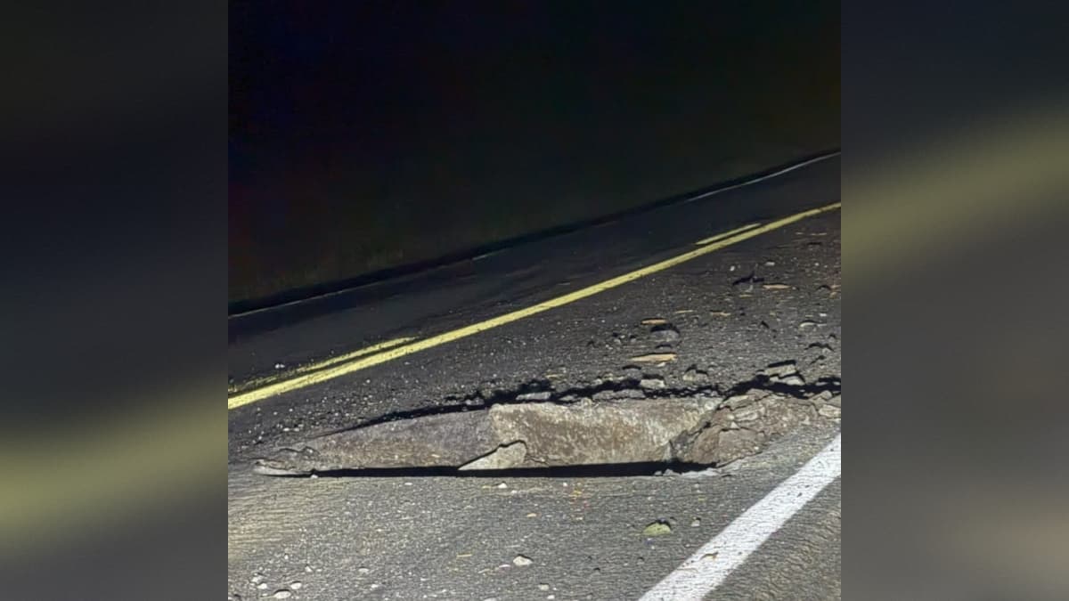 Pedra de granito cai de caminhão e provoca buraco na pista na BR-230 em Soledade