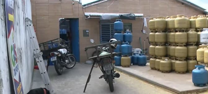 Homens armados roubam arma de policial durante assalto a depósito de gás em Mangabeira