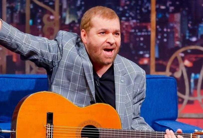 Cantor Peninha faz show no projeto Seis e Meia, em João Pessoa