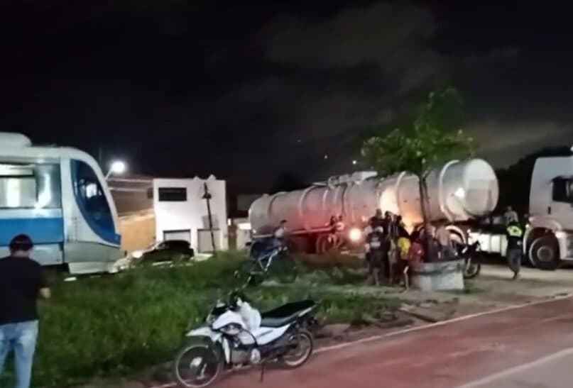 Caminhão trava na linha do trem em Cabedelo
