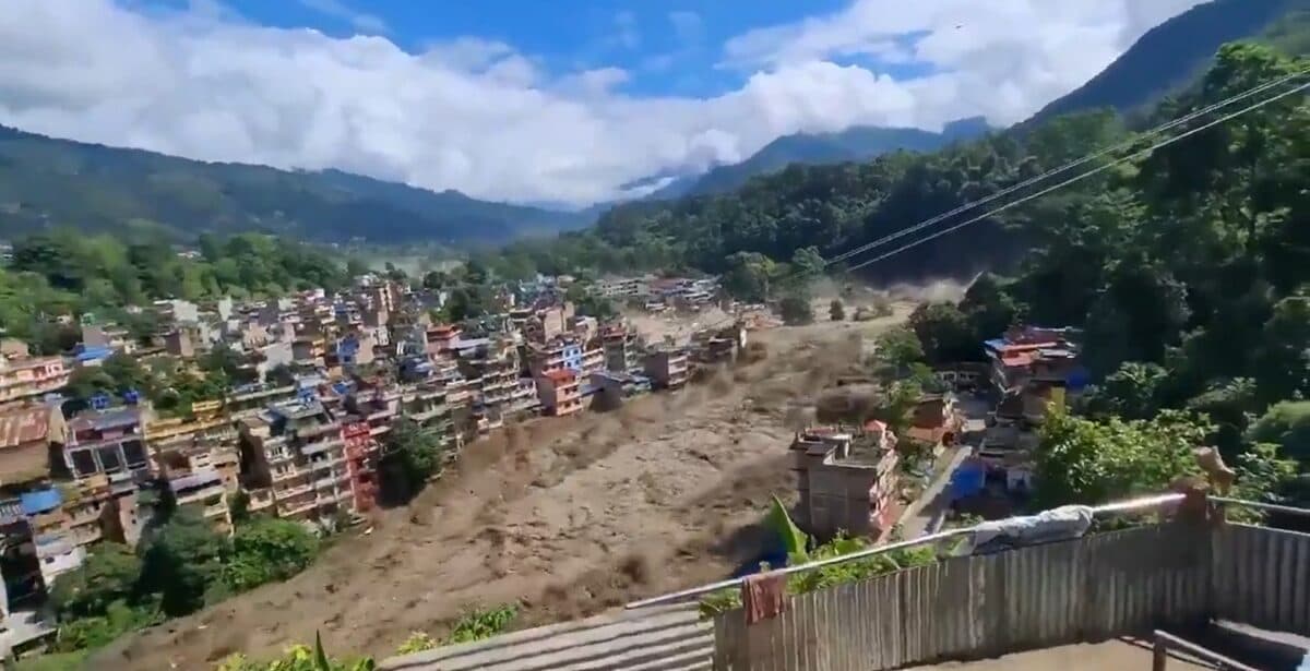 Enchente repentina na fronteira do Nepal e Tibete deixa mortos e centenas de desaparecidos