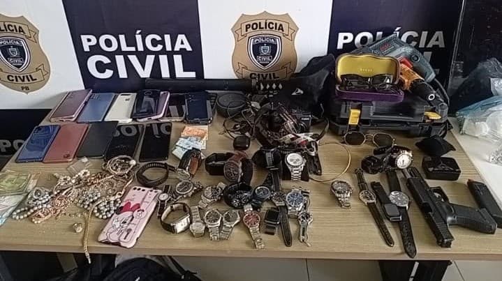 Mulher é presa com objetos roubados em assaltos a residências em João Pessoa