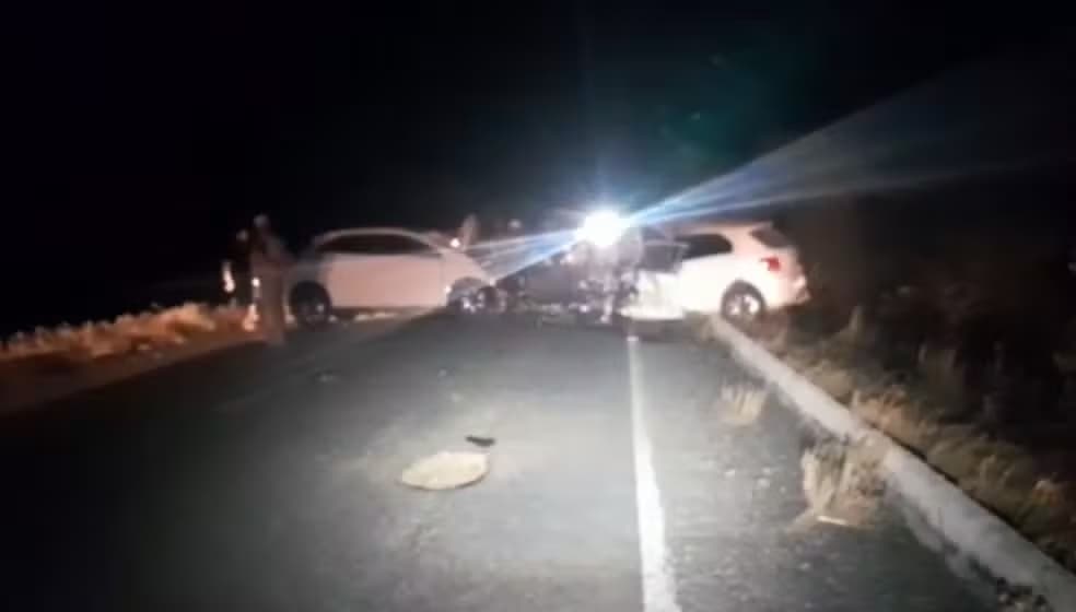 Dois motoristas morrem após colisão frontal entre carros na PB-214, no Cariri da Paraíba