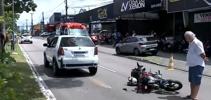 Mulher fica gravemente ferida após colisão entre moto e carro na Avenida Beira Rio, em João Pessoa