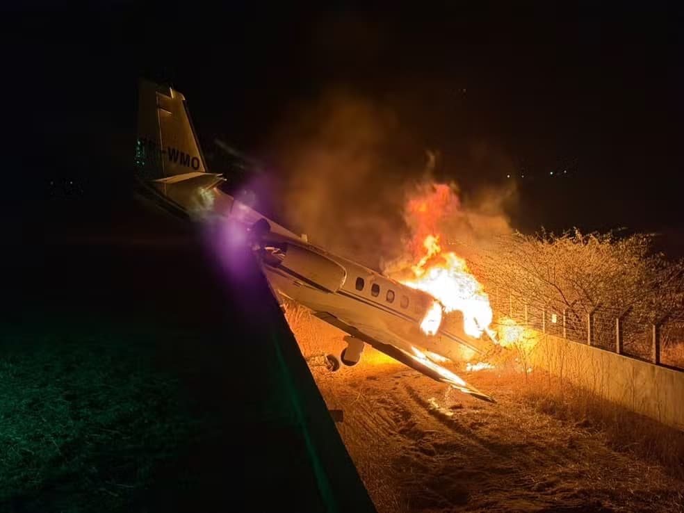 Avião com cantor Rey Vaqueiro sai da pista, pega fogo e fica destruído no RN