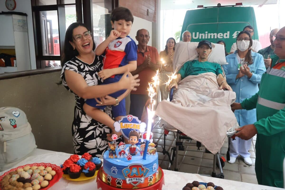 Paciente em cuidados paliativos realiza desejo de ver o mar e celebrar o aniversário do filho em João Pessoa