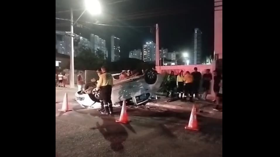 Carro capota em cruzamento no Altiplano, em João Pessoa