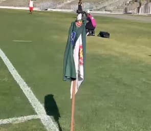Jogo da 2ª divisão do Paraibano atrasa por falta de bandeirinhas, e time improvisa com coletes presos aos mastros no Almeidão