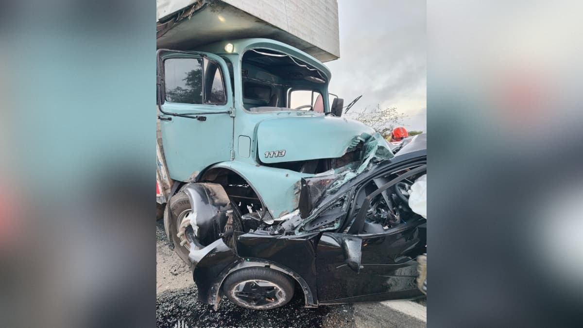 Duas pessoas morrem e uma fica ferida após colisão entre carro e caminhão na BR-230, em Juazeirinho