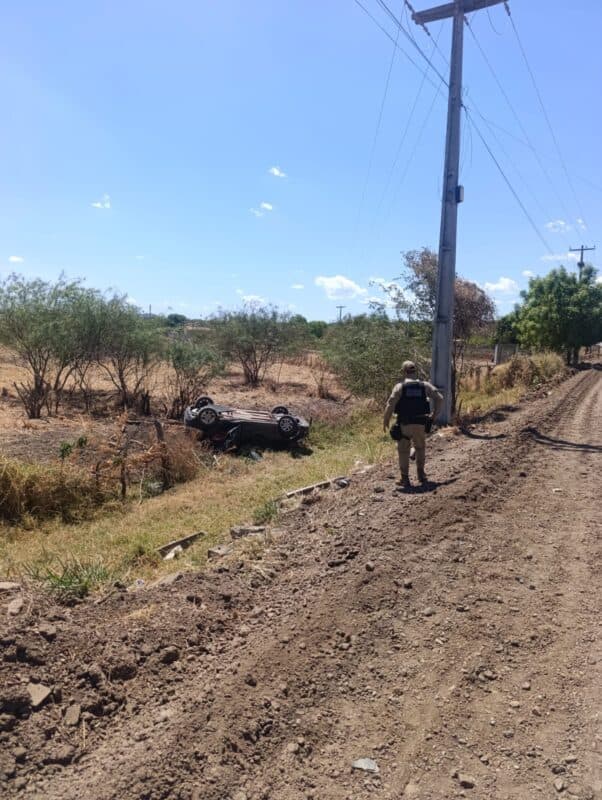 Carro capota na PB-393 e deixa duas mulheres e bebê feridos em São João do Rio do Peixe