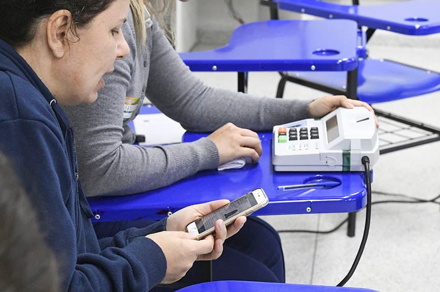 Eleitores devem atualizar e-Título e app pode ser baixado até sábado