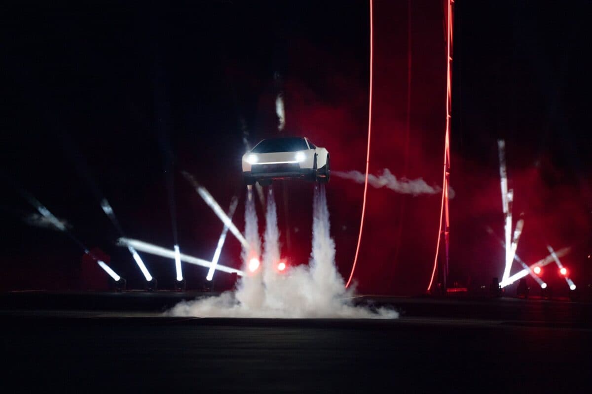 Tesla apresenta Roadster, o carro 'voador' com aceleração de 0 a 100 km/h em menos de 1 segundo