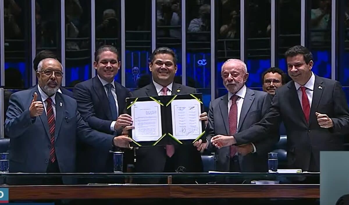 Congresso Nacional promulga Emenda Constitucional que acaba com a escala 6x1