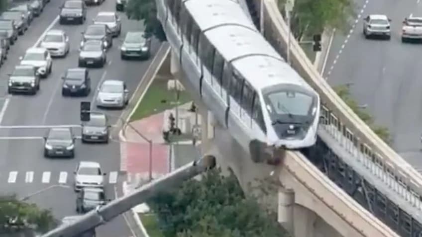 Guindaste sobre trilhos é atingido por trem e cai em avenida de São Paulo