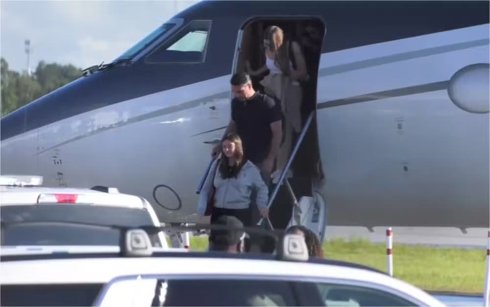 Flávio Bolsonaro chega aos EUA após deixar o Brasil pela fronteira com a Argentina