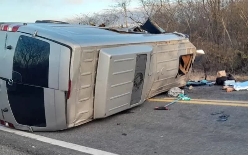 Morre criança de 2 anos vítima de grave acidente entre van e caminhonete na BR-230, na Paraíba