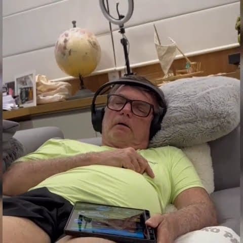 Carlos Bolsonaro publica vídeo do pai com crise de soluço enquanto dorme: "ele pode morrer"