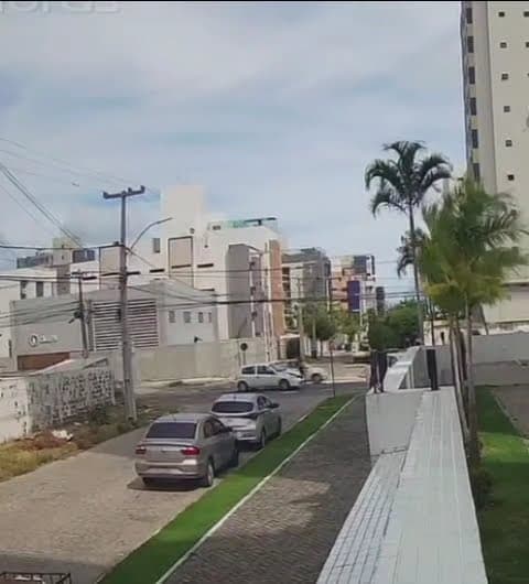 Câmera flagra caminhonete em alta velocidade antes de bater em carro e invadir calçada em Intermares