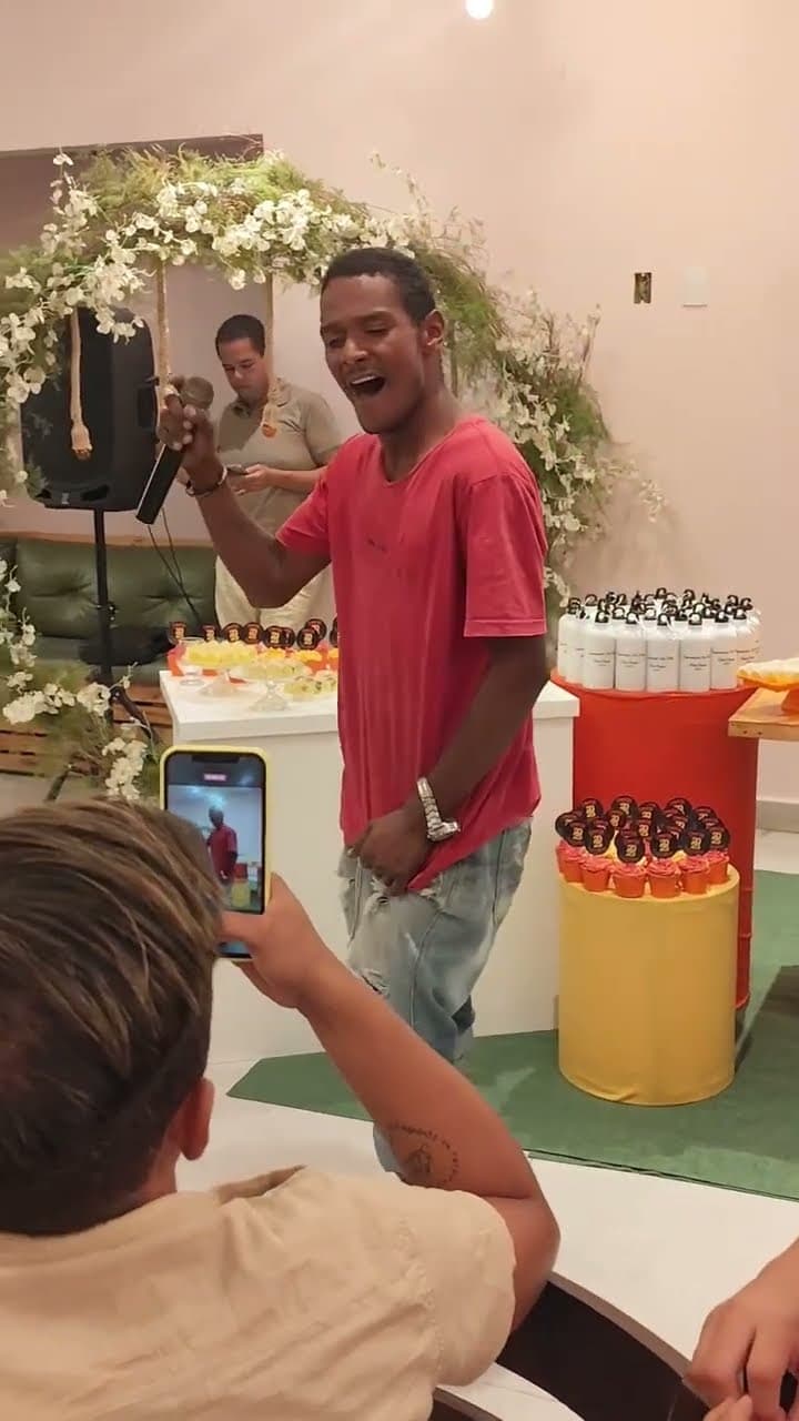 Morador de rua pede para cantar em confraternização de Natal na Paraíba e surpreende